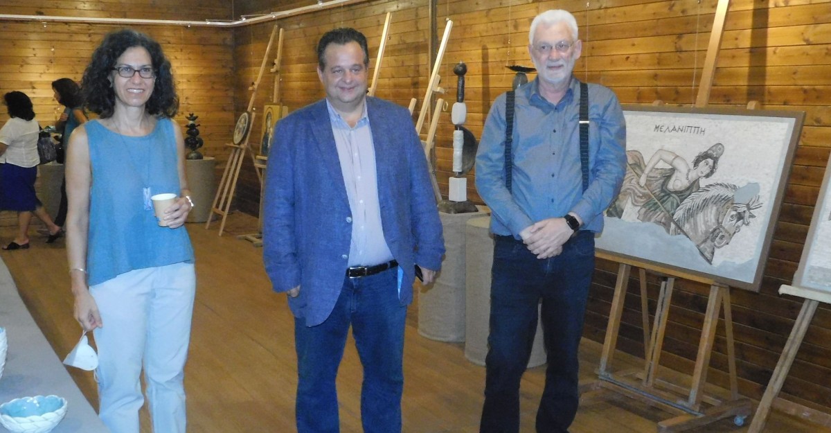 Ο δήμαρχος Ηλούπολης Γιώργος Χατζιδάκις με τους δάσκαλους Αθηνά Αντύπα και Γρηγόρη Σαϊτά